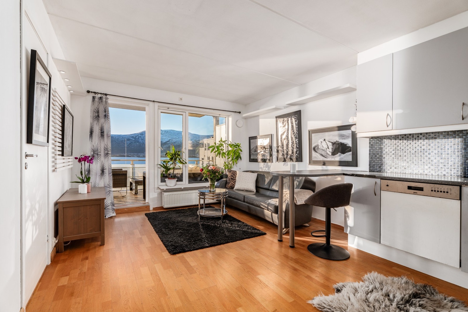 Fra stuen kan den fantastiske utsikten nytes, enten fra sofahjørnet eller ved spisebordet. Galleribilde