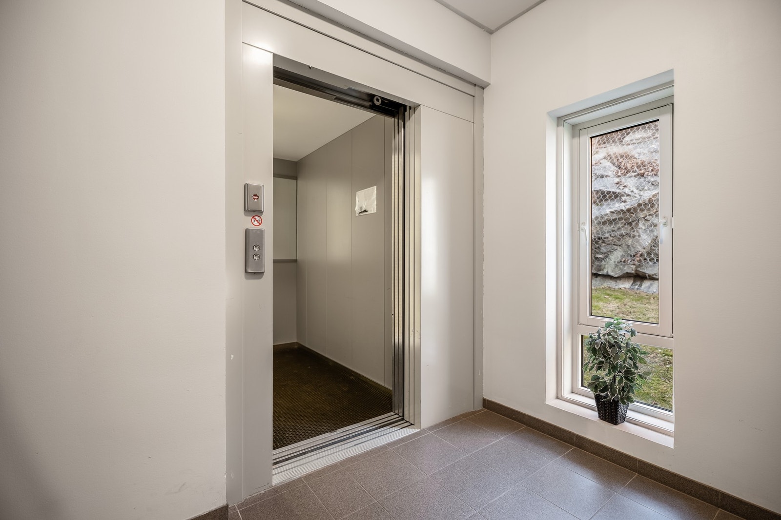 Adkomst til garasjeanlegget via heis eller trapp. Galleribilde