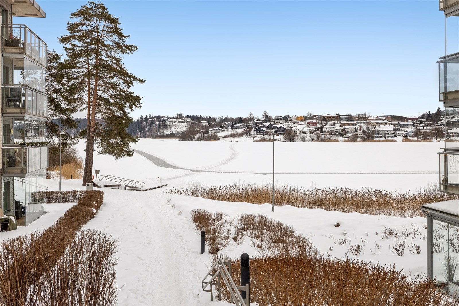 Fra leiligheten er det umiddelbar nærhet til både Gjellumvannet som byr på gode bademuligheter og hyggelige turmuligheter, samt Heggedal sentrum med de fleste tilbud. Galleribilde