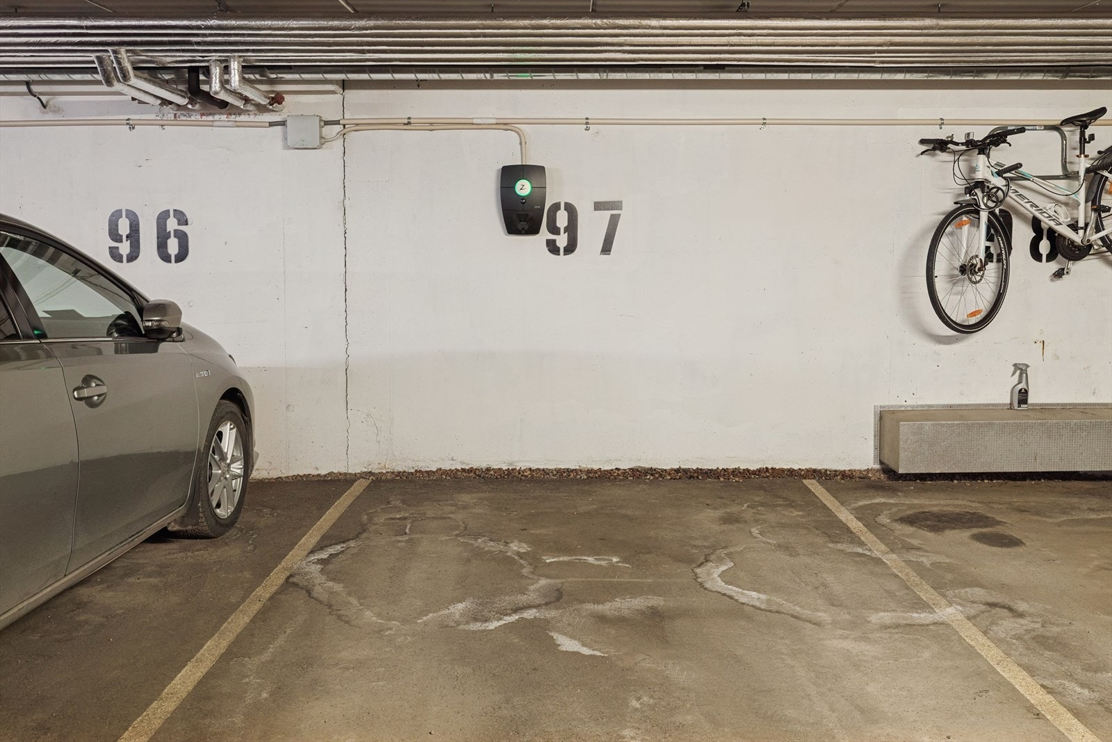 Leiligheten disponerer en parkeringsplass i felles garasjeanlegg, med kjøreadkomst via garasjeport. Galleribilde