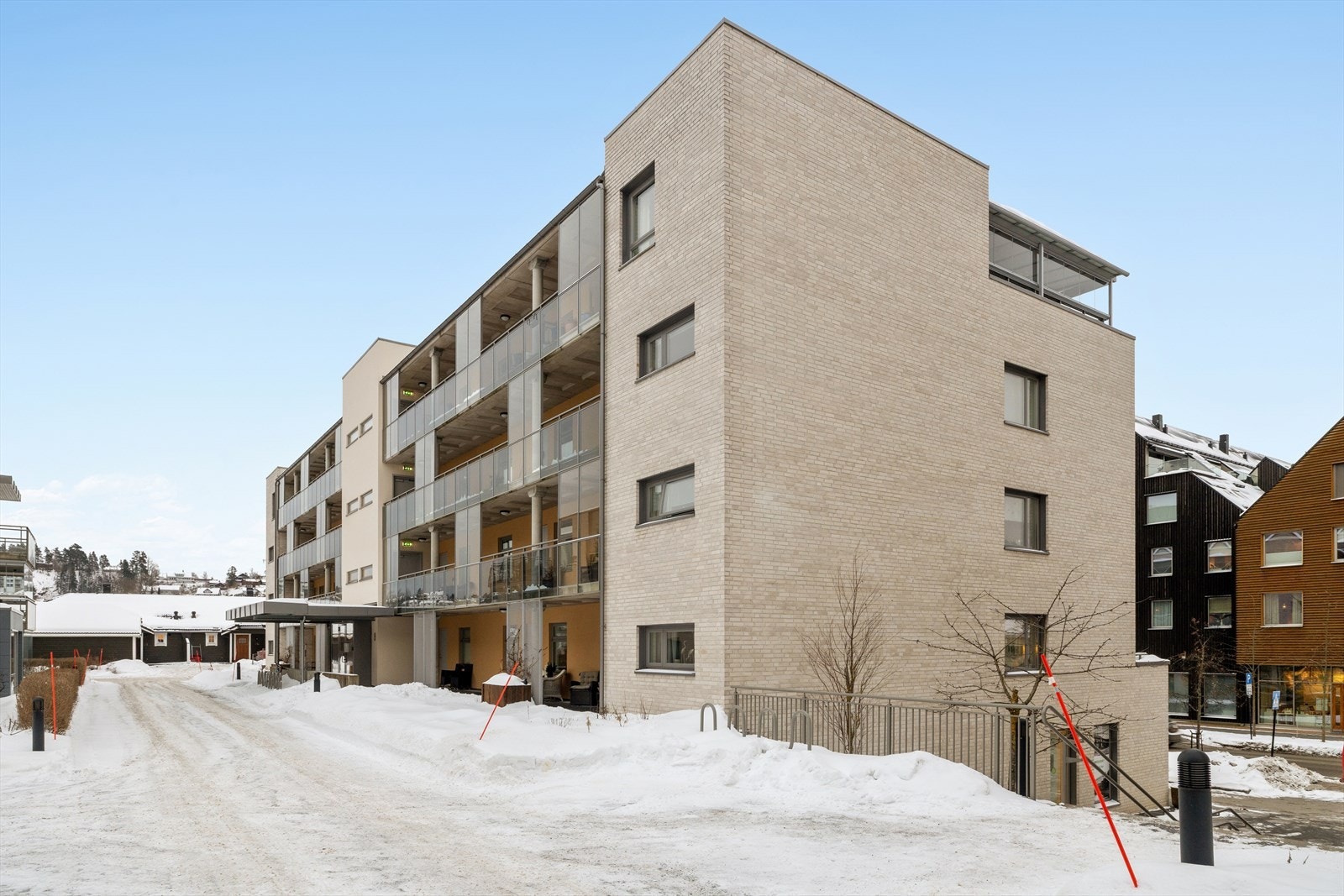 Fra leiligheten er det få minutters gange til både Gjellumvannet med badestrand og brygge, samt flotte turmuligheter i marka. Galleribilde