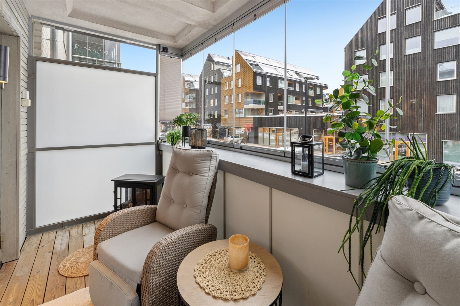 Glassene på balkongen kan åpnes for å slippe inn solen. Galleribilde