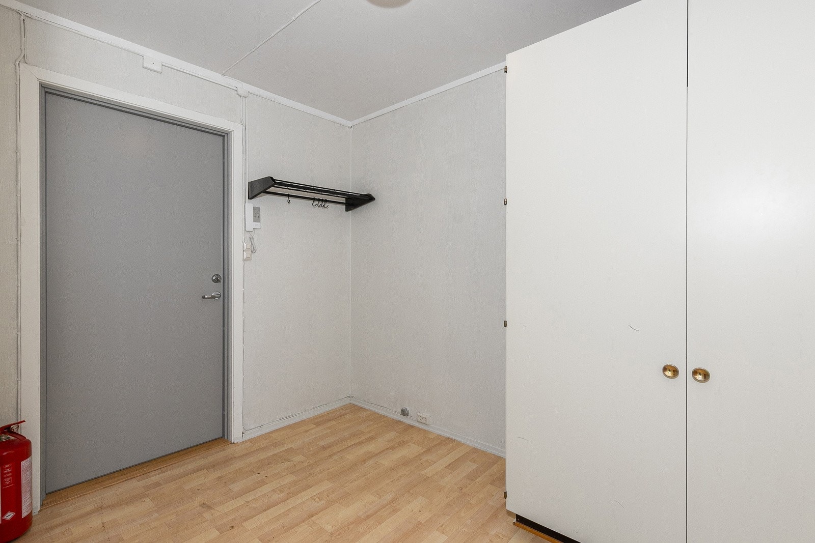 Velkommen inn ! Entreen har godt med garderobeskap Galleribilde