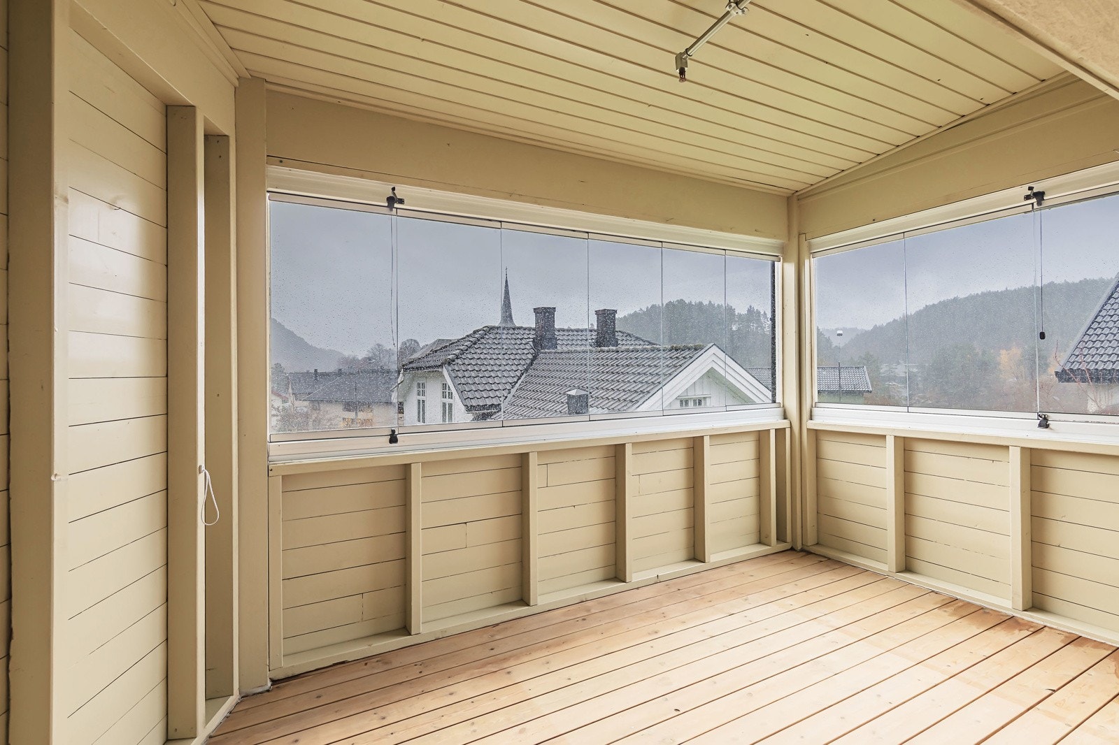 Romslig og solrik innglasset balkong Galleribilde