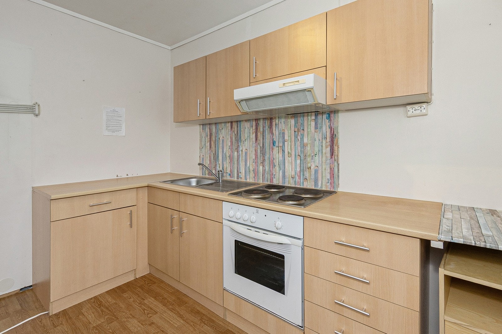 Kjøkkeninnredningen har integrert platetopp/stekeovn Galleribilde