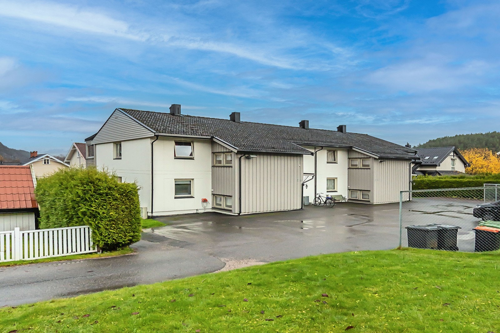 Inngangsparti med biloppstillingsplasser Galleribilde