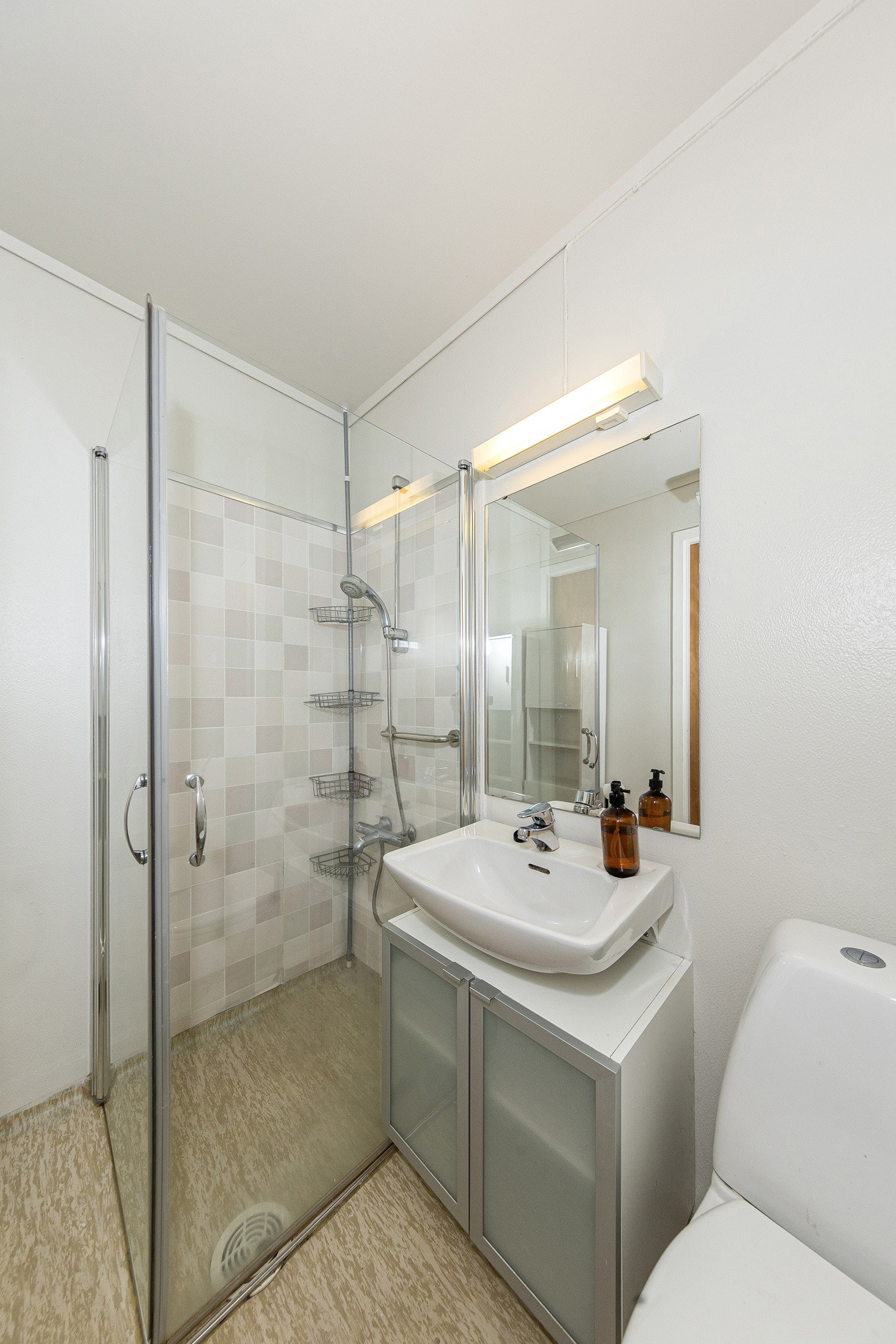 Praktiske og plassbesparende dusjdører Galleribilde