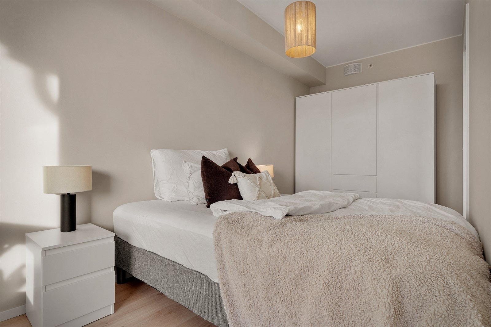 Godt med skapplass på soverom Galleribilde