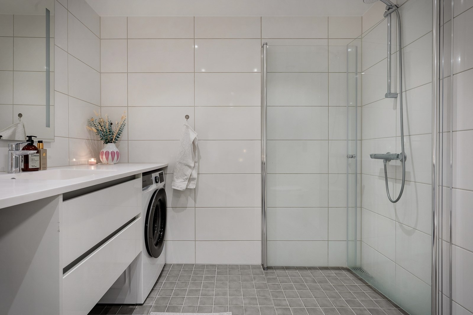 Pent flisbelagt bad Galleribilde