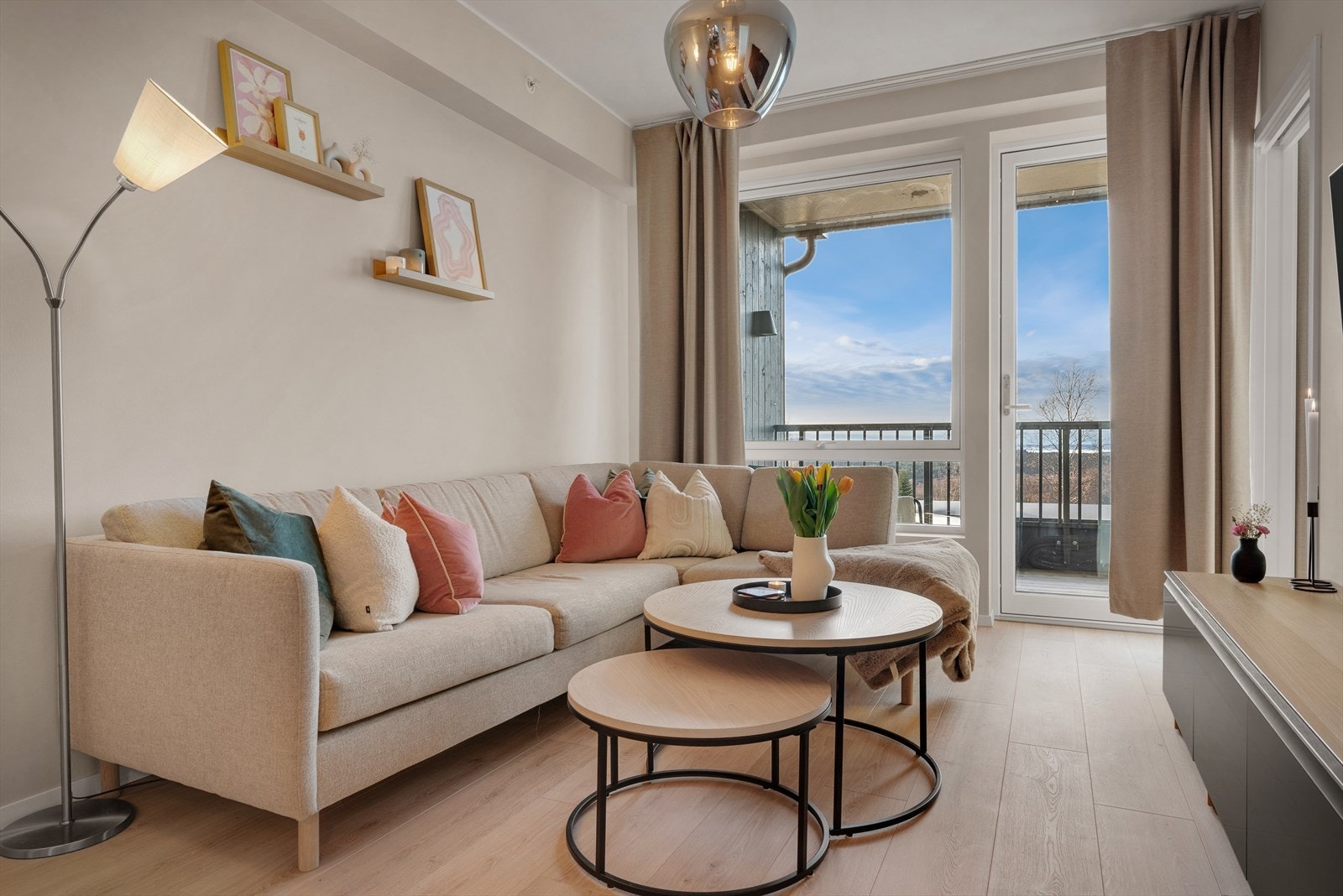 Det er utgang til romslig terrasse Galleribilde