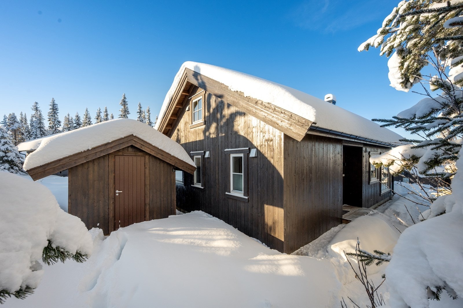 Eiendommen inkluderer et frittstående uthus på ca 7 kvm oppført i 2023. Galleribilde