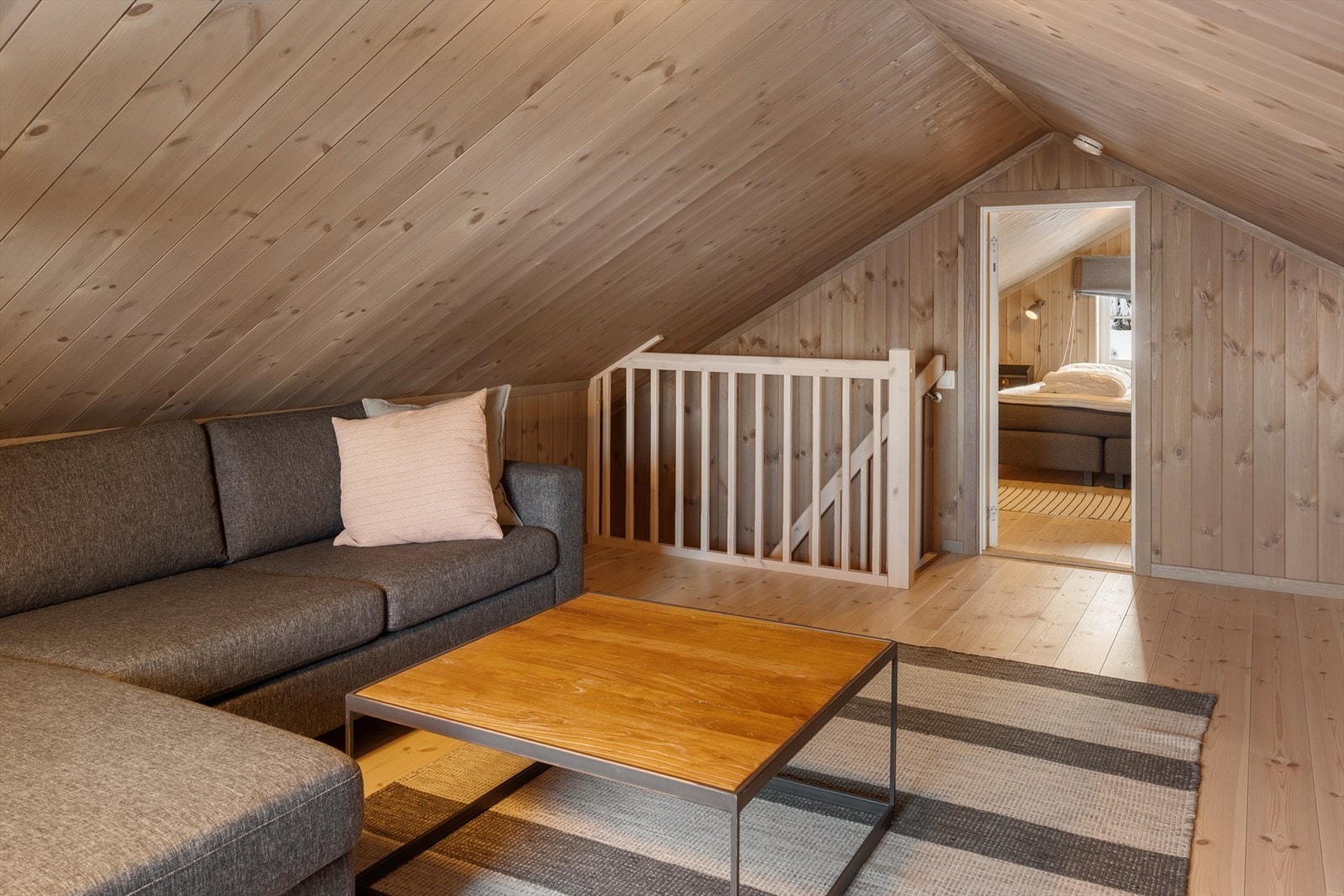 Hemsen gir flere bruksmuligheter. Pga lav takhøyde er ikke arealet målbart. Galleribilde