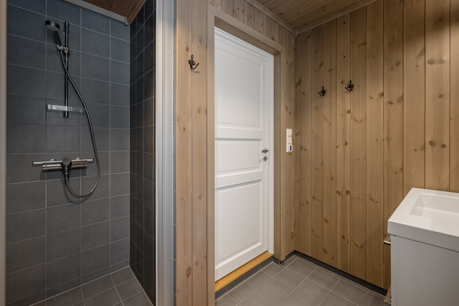 Interiøret består av skuffeinnredning, dusjnisje og gulvmontert wc. Galleribilde