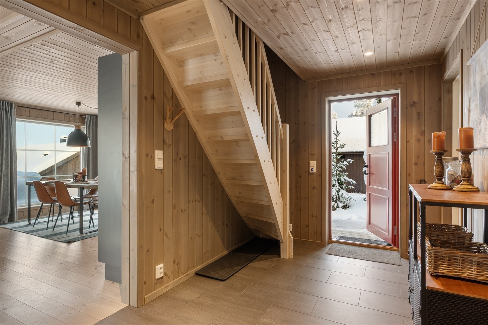 Fra entréen er det trapp opp til hems. Galleribilde