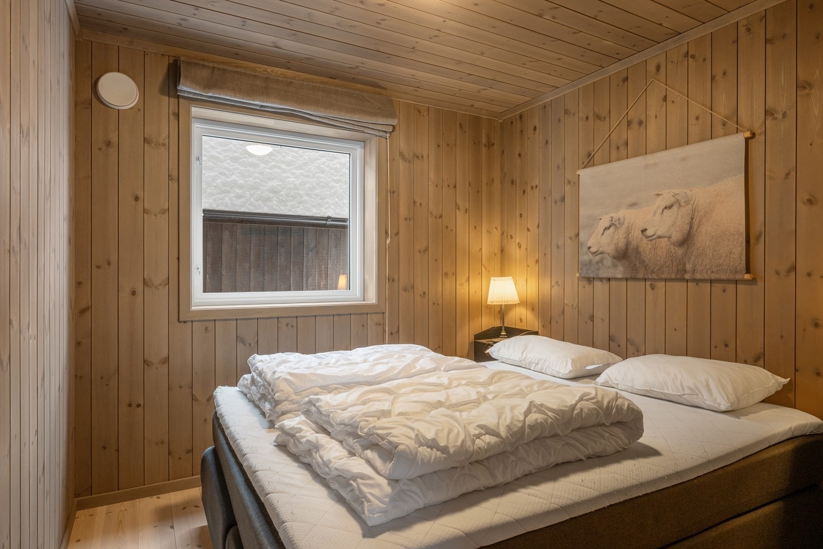 Hovedsoverom - hytta har totalt to soverom. Galleribilde