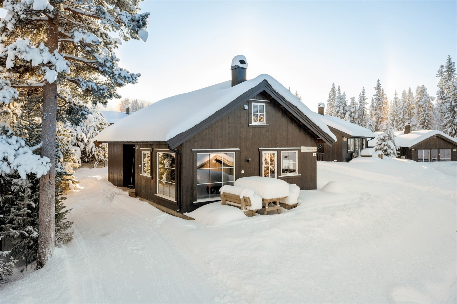 Blåbærvegen 39 ligger svært sentralt til i et nyere hyttefelt på Gålå, ca 800 moh. Galleribilde