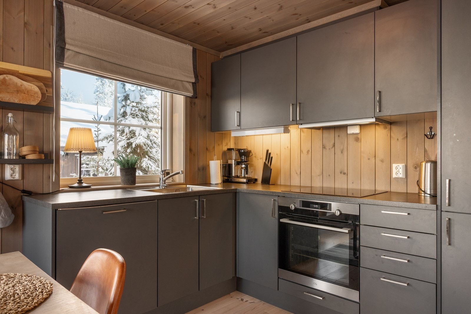 Benkeplaten er i laminat m/nedfelt stålkum og det er oppbevaringsplass i både skuffer og skap. Galleribilde