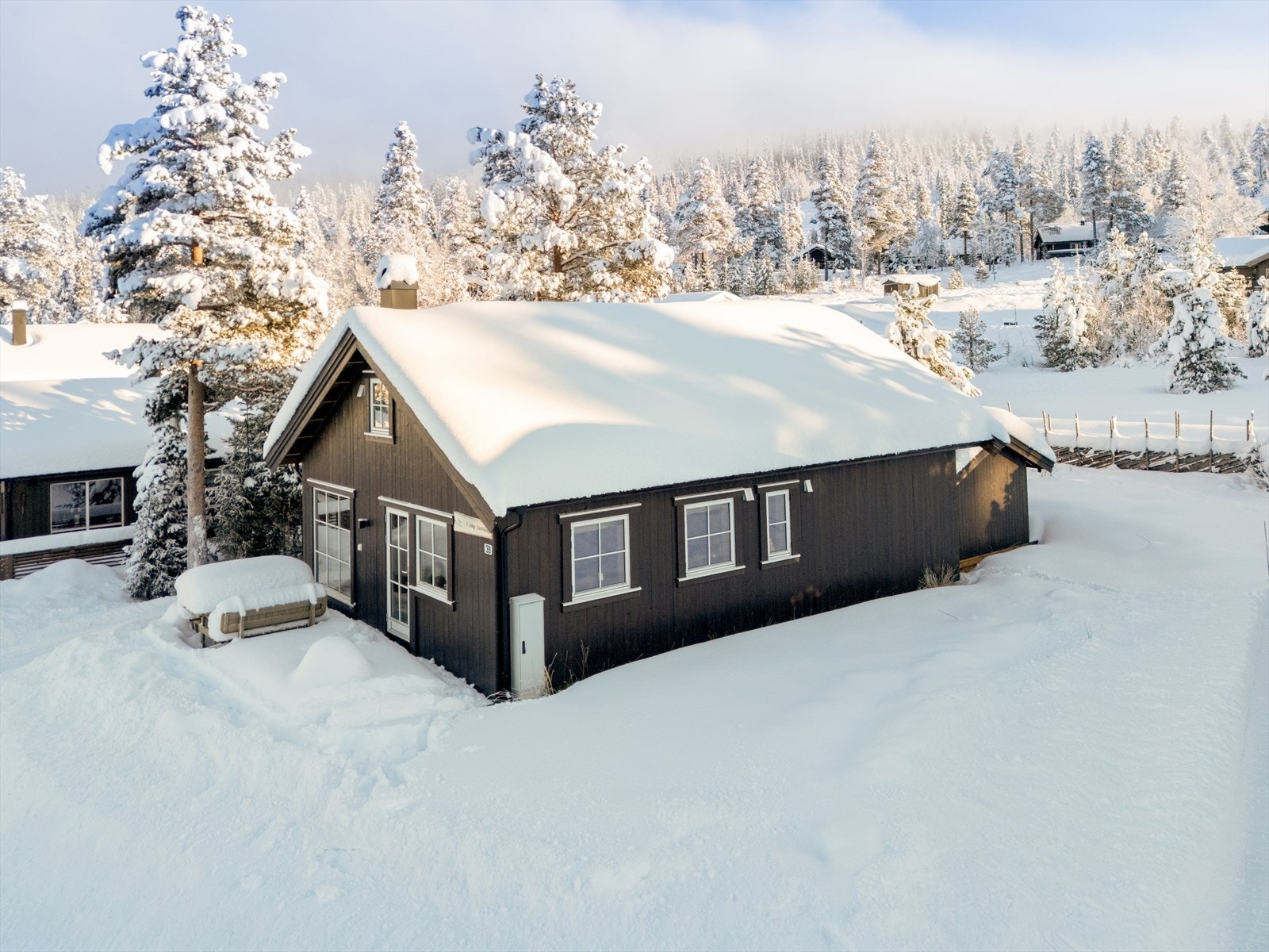 Uteområdet byr på terrasse med utgang fra stue. Galleribilde