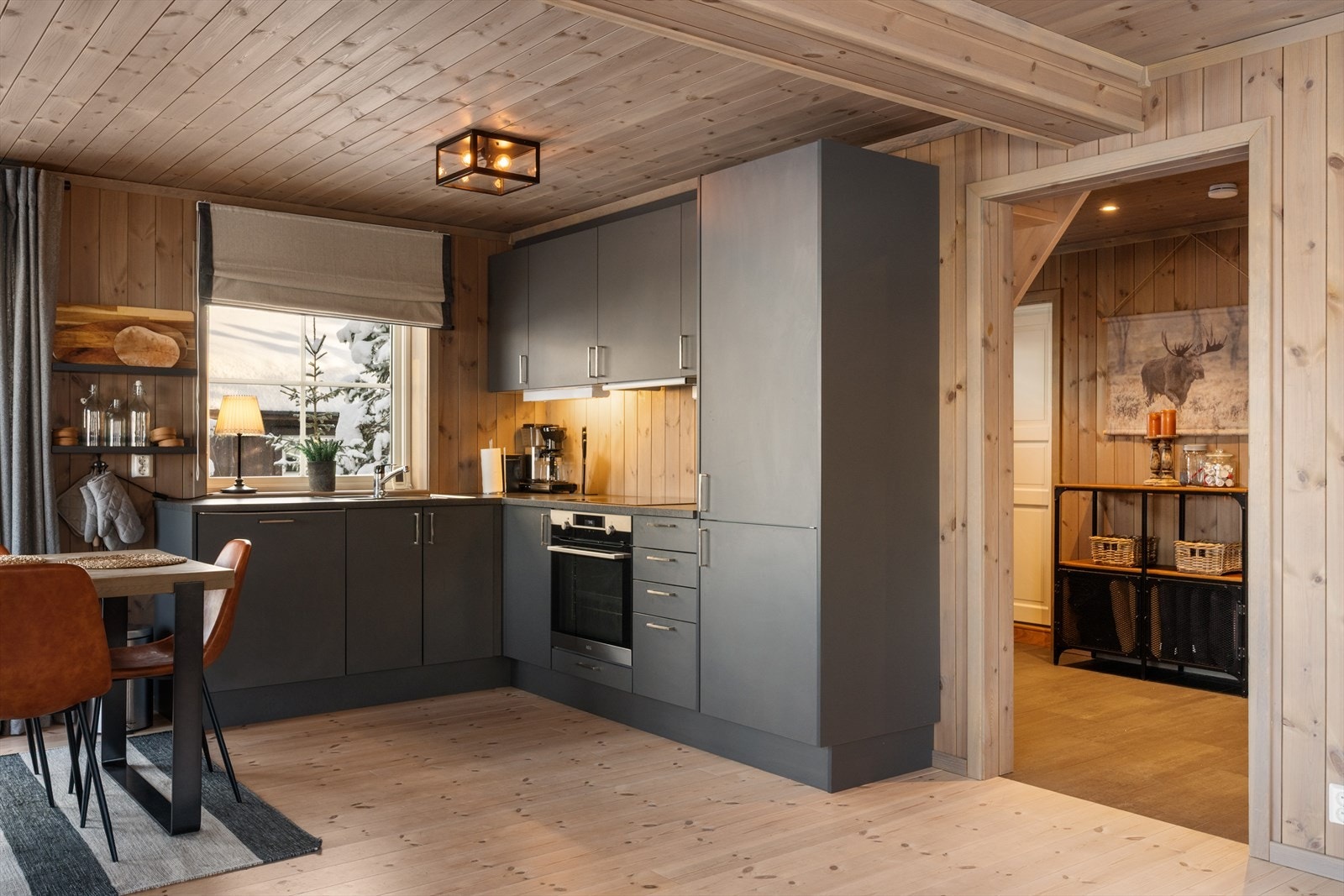 Det tidsriktige kjøkkenet har glatte fronter og integrerte hvitevarer. Galleribilde