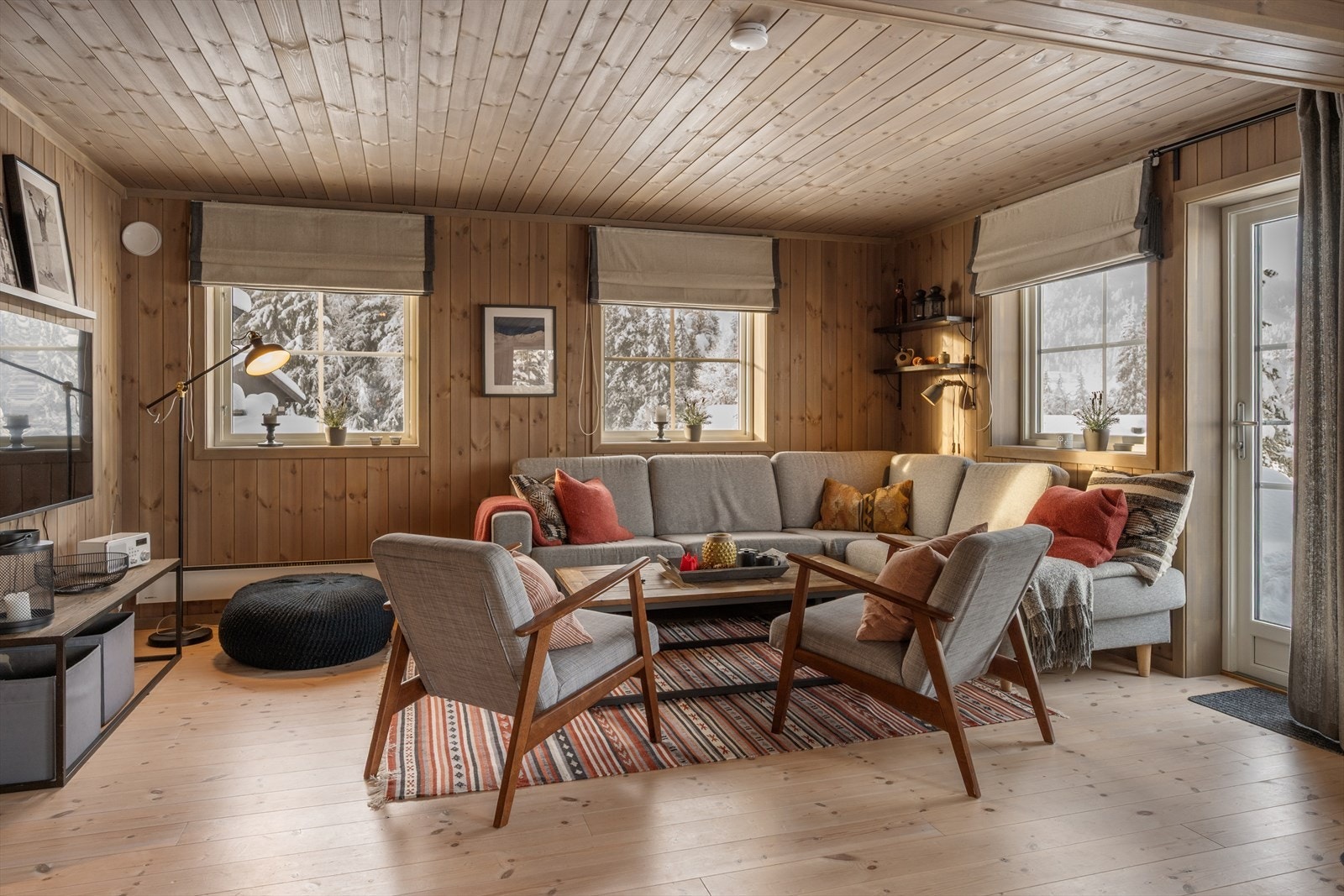 God plass til sofagruppe og TV-møbler mm. Galleribilde