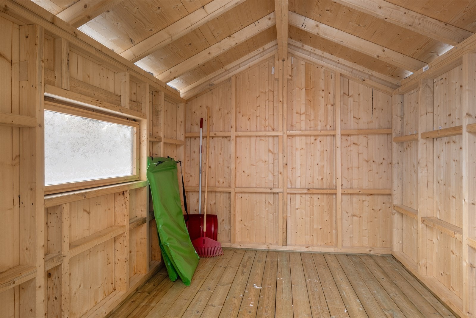 Uthuset gir god lagringsplass for ski, ved og annet utstyr. Galleribilde