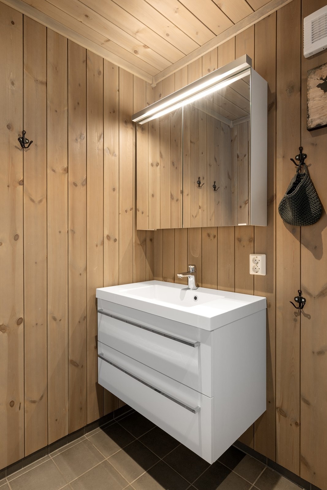 Tidløs innredning med tilhørende speil og belysning. Galleribilde