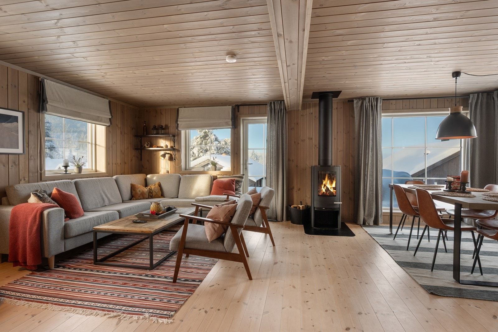 Beisede panelvegger gir rommet et lunt og tidsriktig uttrykk. Galleribilde