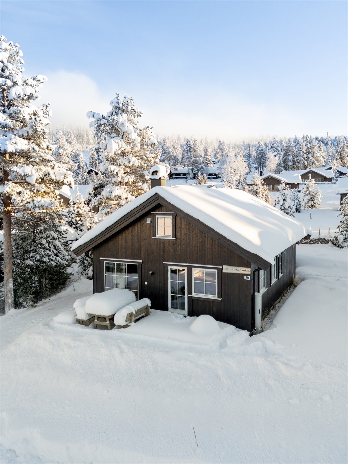 Eiendommen fra 2019 går over ett plan og hems. Galleribilde