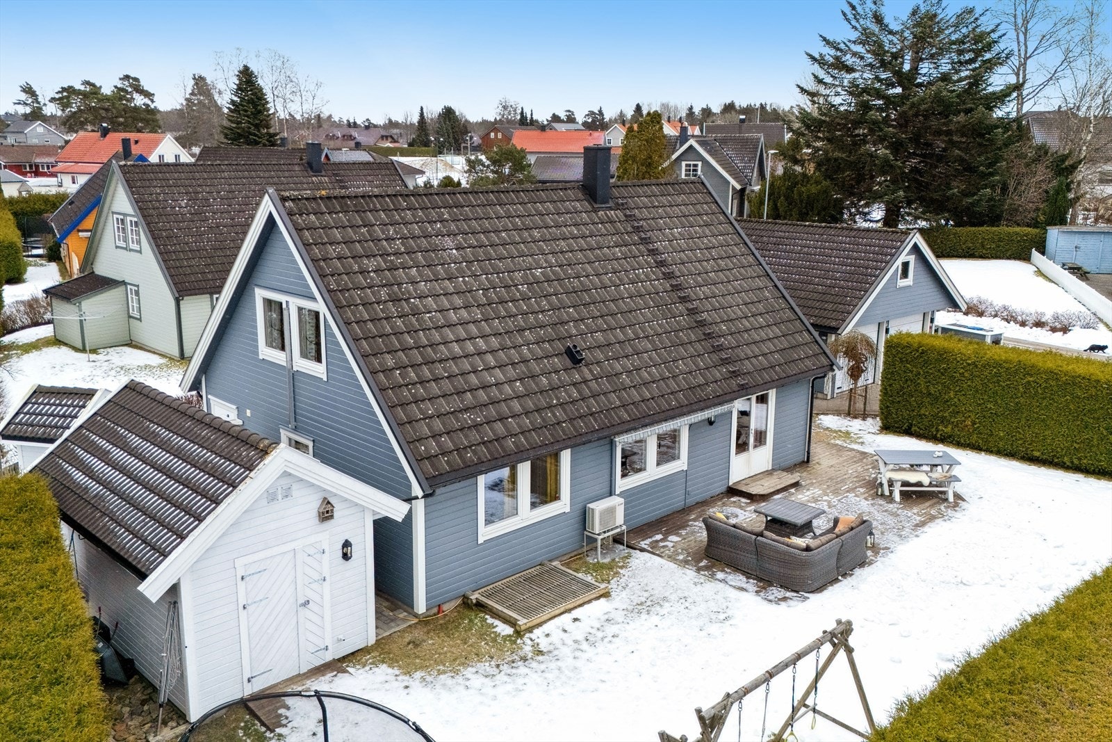 Dette er en flott enebolig fra 1999, beliggende usjenert til i en rolig blindgate sentralt på Klavestadhaugen. Galleribilde