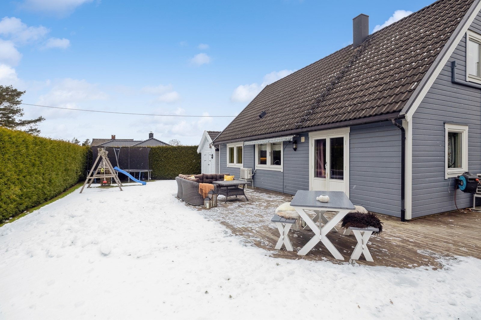 Fra stuen har du direkte utgang til en stor og hyggelig sørvestvendt terrasse på hele 38m². Galleribilde