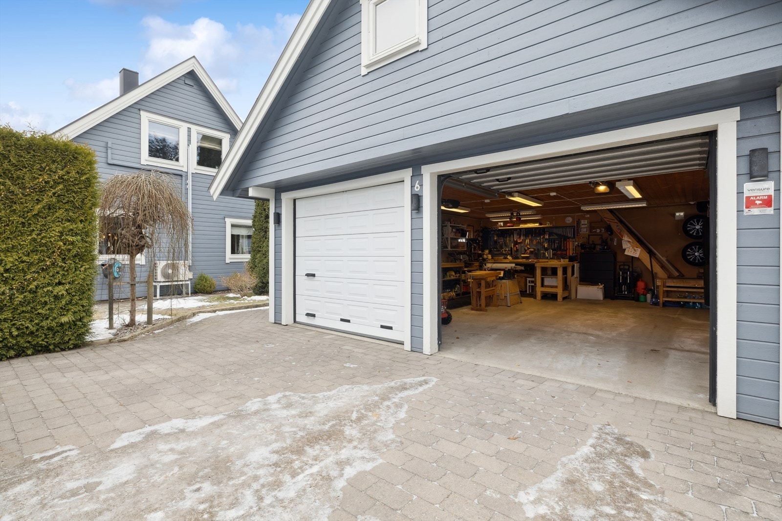 Man har en dobbelgarasje med elektriske porter, samt tilgang til et romslig loft. Det er også montert en elbillader. Galleribilde