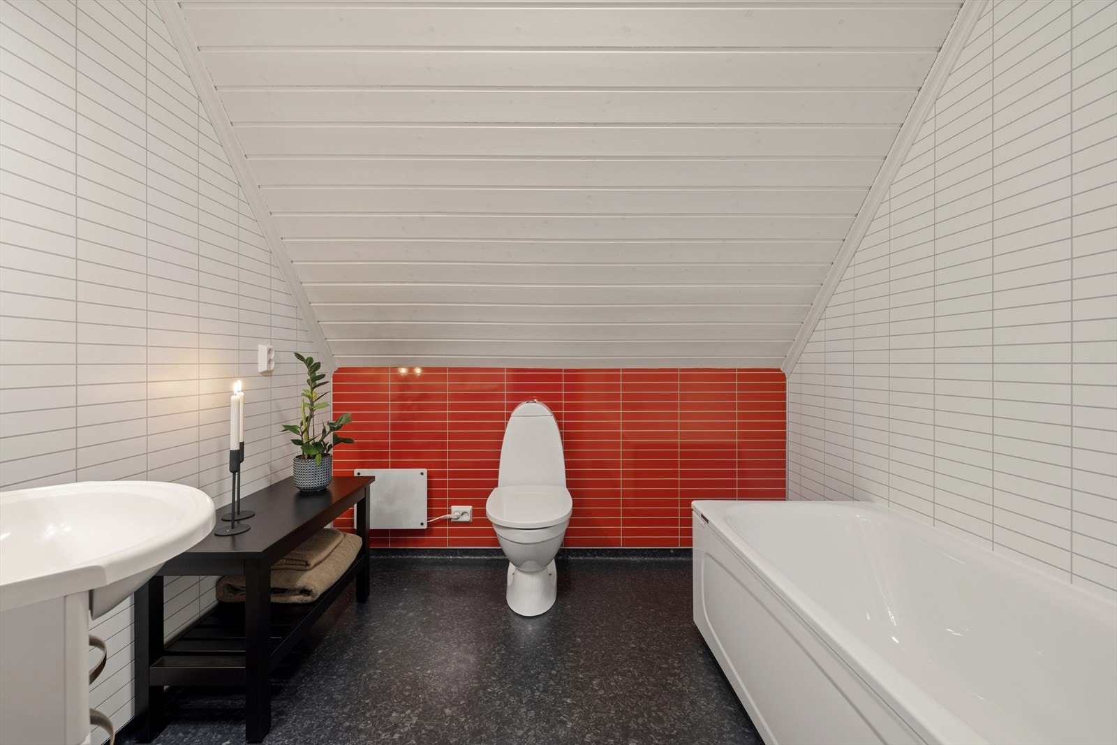 Romslig bad med dusj i badekar, toalett og servant. Galleribilde