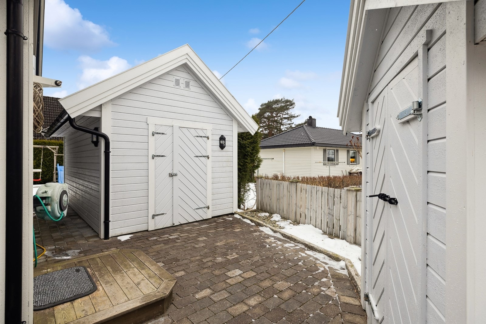 Det er også to utvendige boder som egner seg godt for oppbevaring. Galleribilde