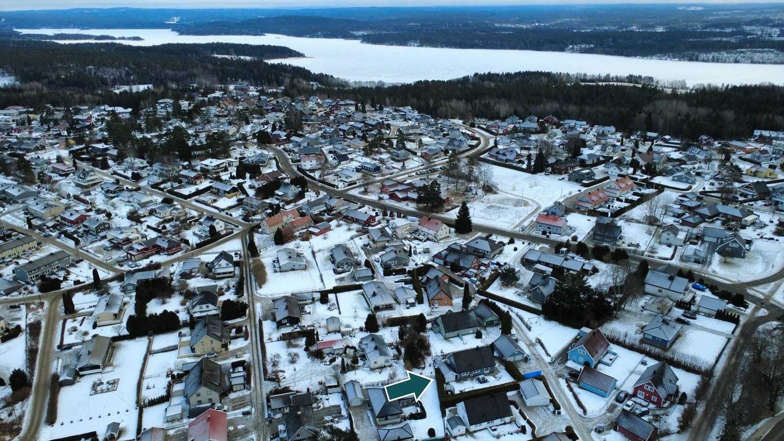 Dronebilde tatt av selger. Boligen har en flott beliggenhet med nærhet til Isesjø og marka. Galleribilde