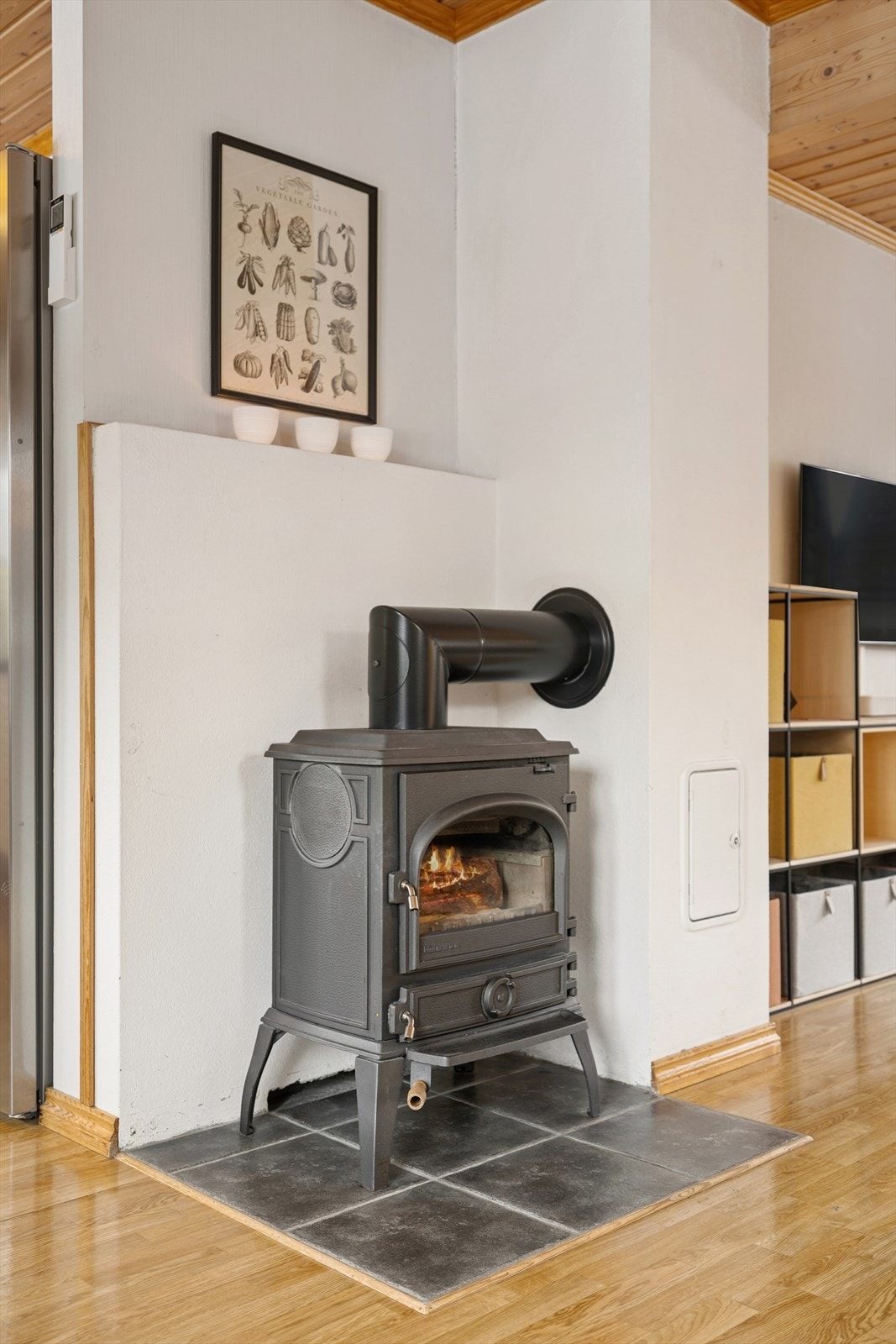 Det er også en vedovn som varmer svært godt på kalde høst- og vinterkvelder, noe som holder strømutgiftene nede. Galleribilde