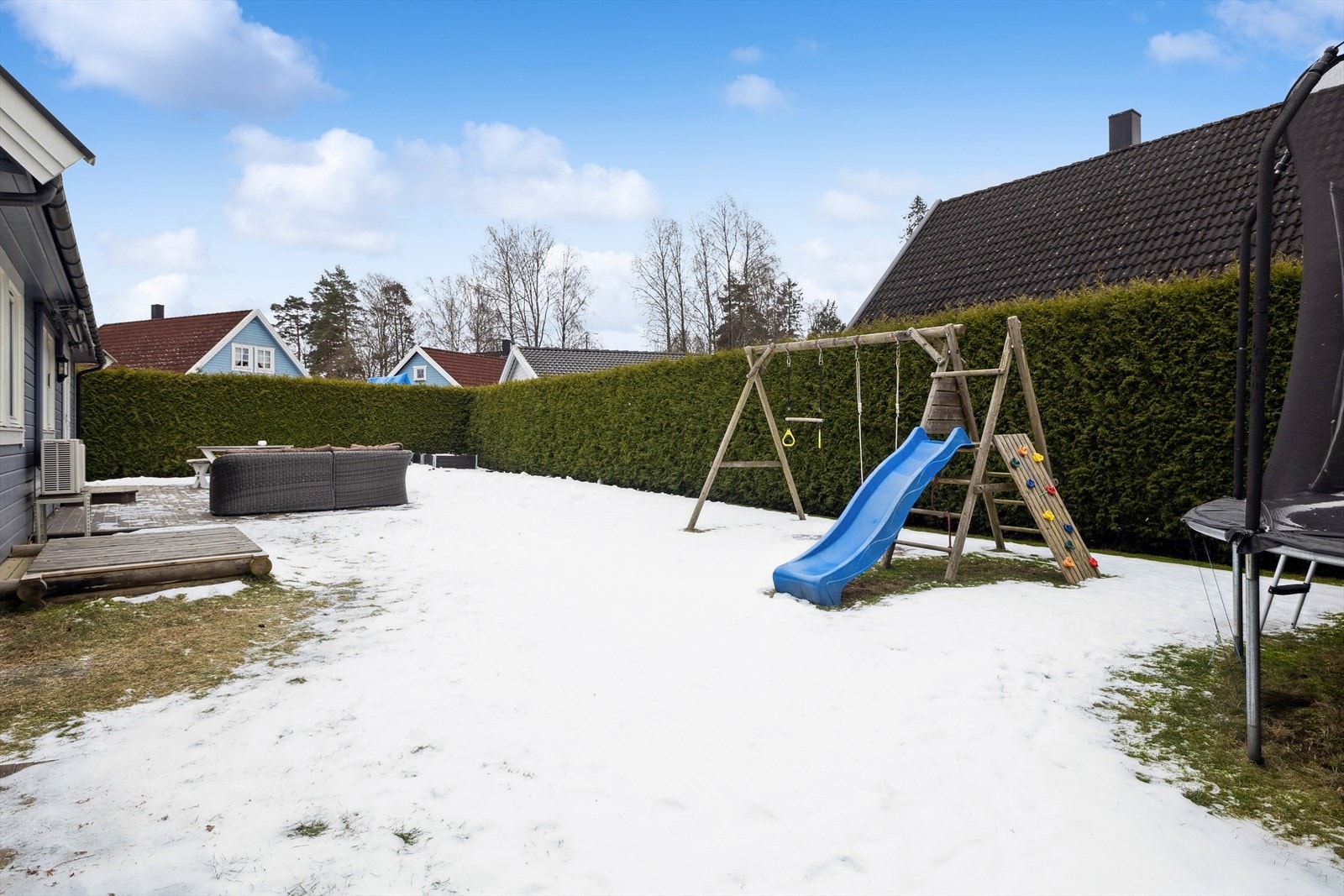 Man har en stor og skjermet hage. Her er det masse plass der barna kan leke trygt. Galleribilde