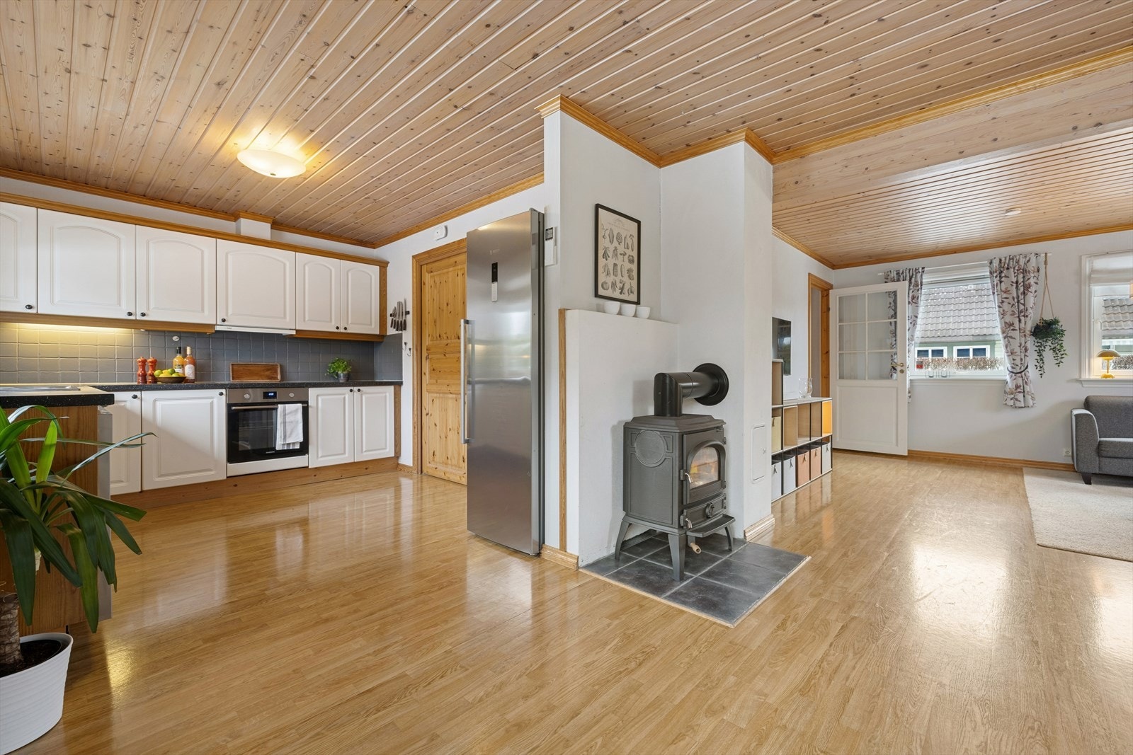 Boligen har en moderne og åpen løsning mot spisestuen. Galleribilde