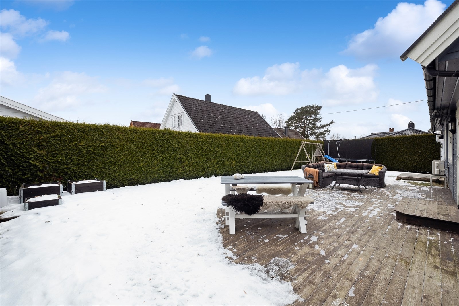 Her er det god plass til ulike sittegrupper for å nyte sommerværet og de gode solforholdene. Galleribilde