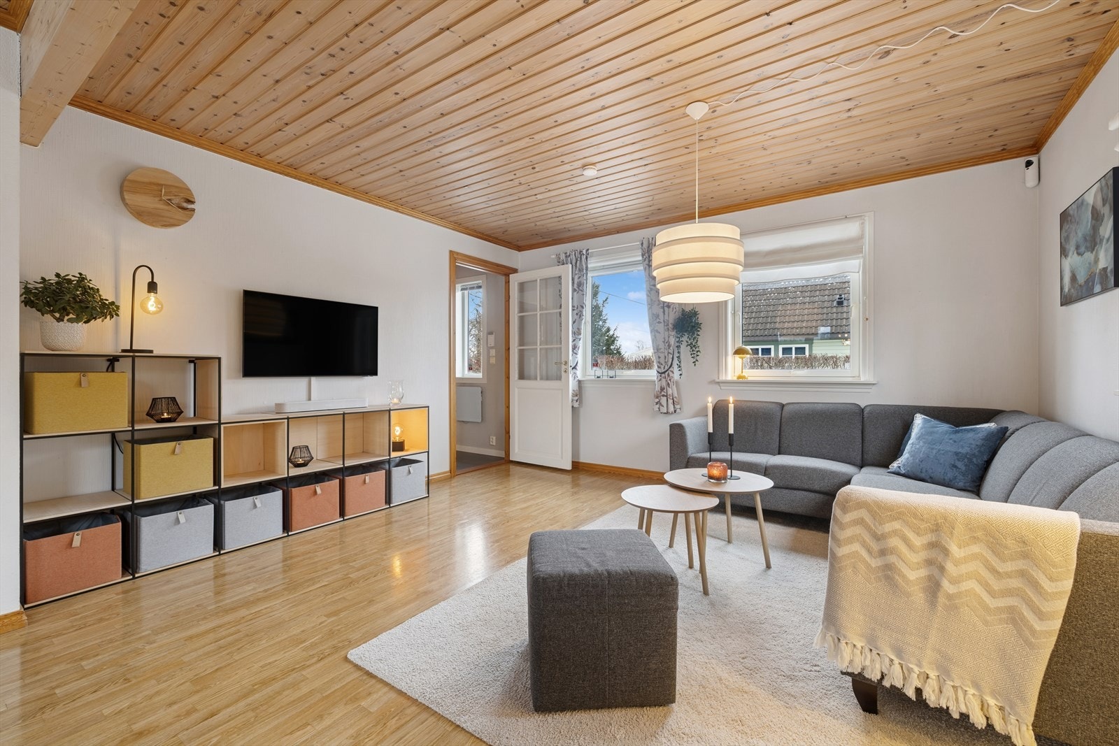 Her er det god plass til en stor og hyggelig sofagruppe i den ene delen. Galleribilde