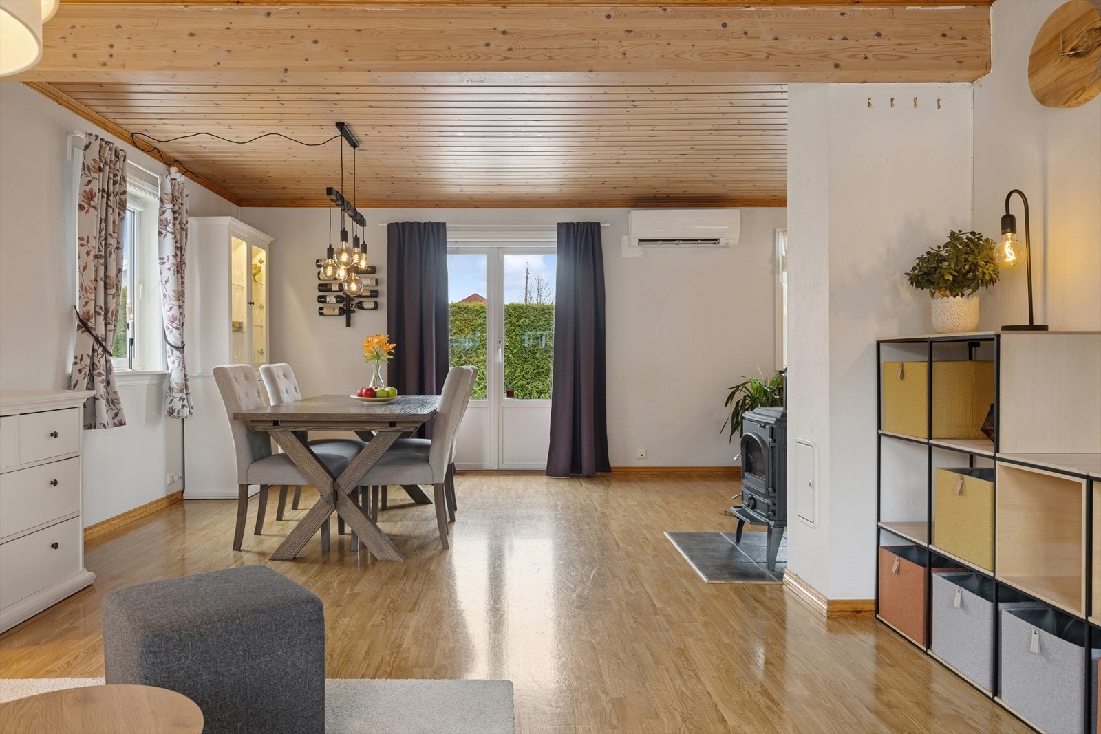 Det er også montert en luft til luft varmepumpe i begge etasjer i 2019. Galleribilde