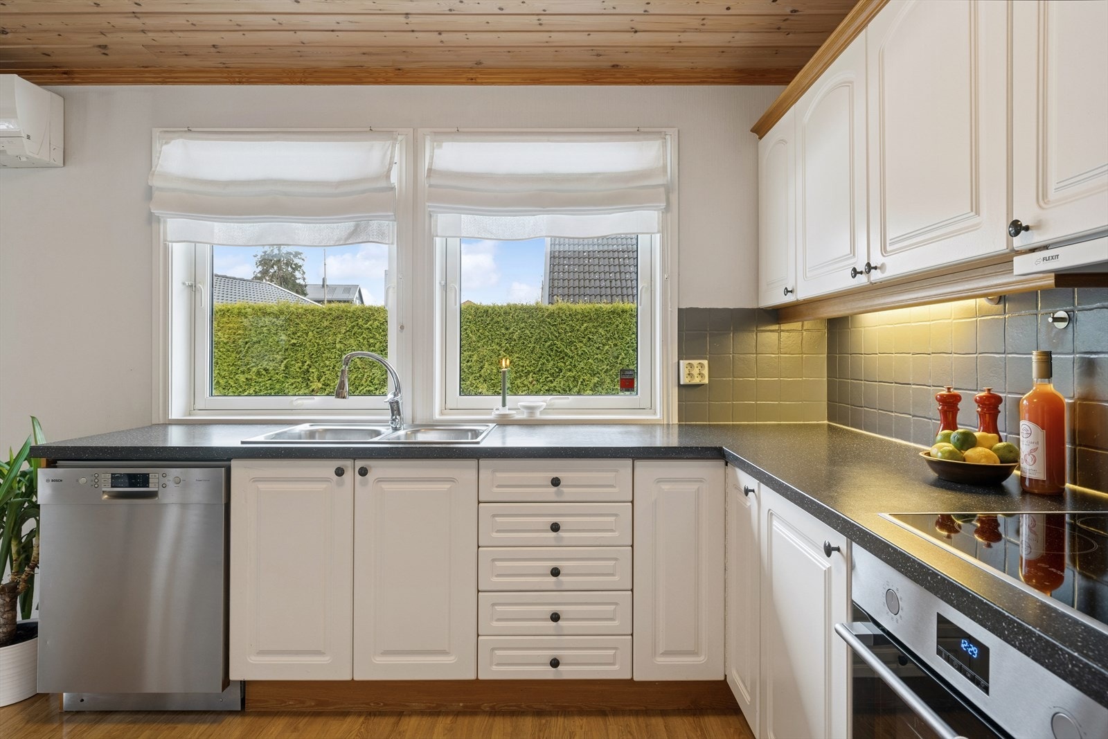 Det er integrerte hvitevarer slik som induksjonstopp og stekeovn. Hyggelig utsyn mot hagen. Galleribilde