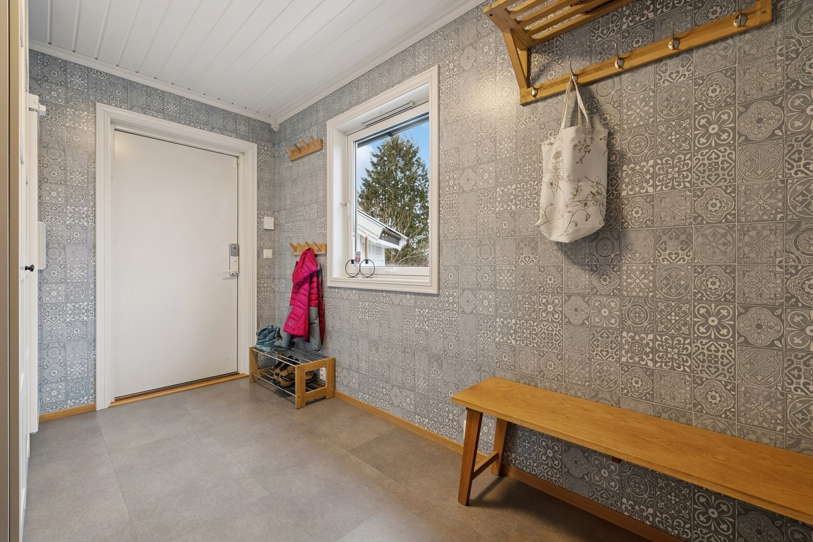 Det er også en egen separat inngang til en garderobe, med varmefolie i gulv. Denne inngangen passer perfekt for barnefamilier med aktive barn. Galleribilde