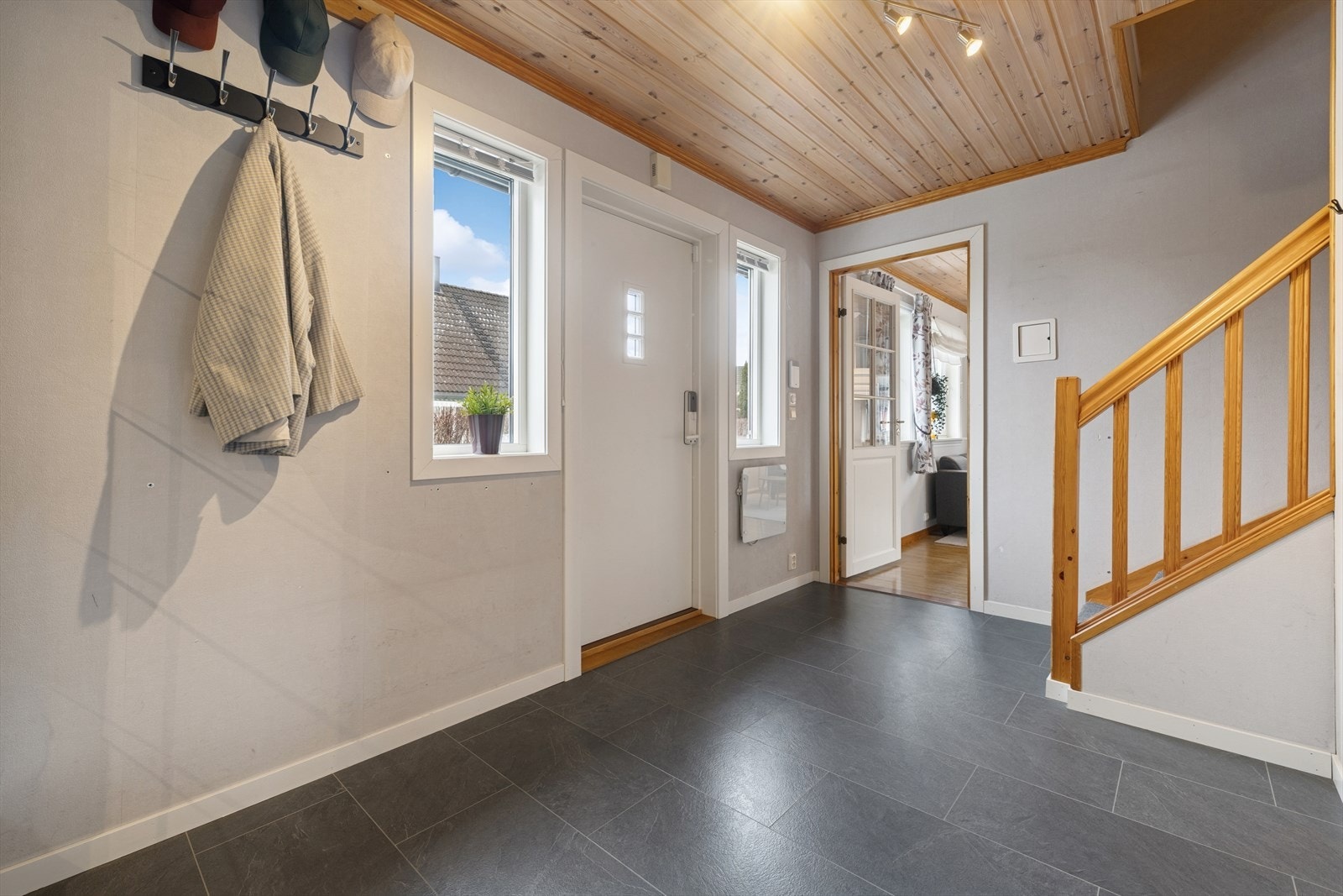 Videre kommer man inn til en romslig entré med god plass til å henge fra deg yttertøy og sette fra deg sko. Galleribilde