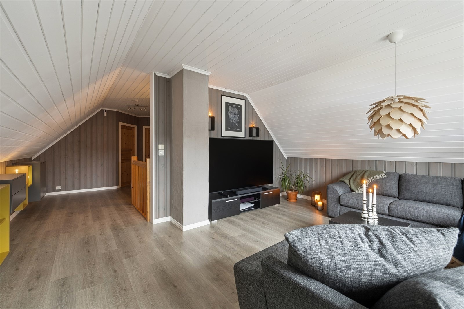 Man har en romslig og fin tv-stue. Galleribilde