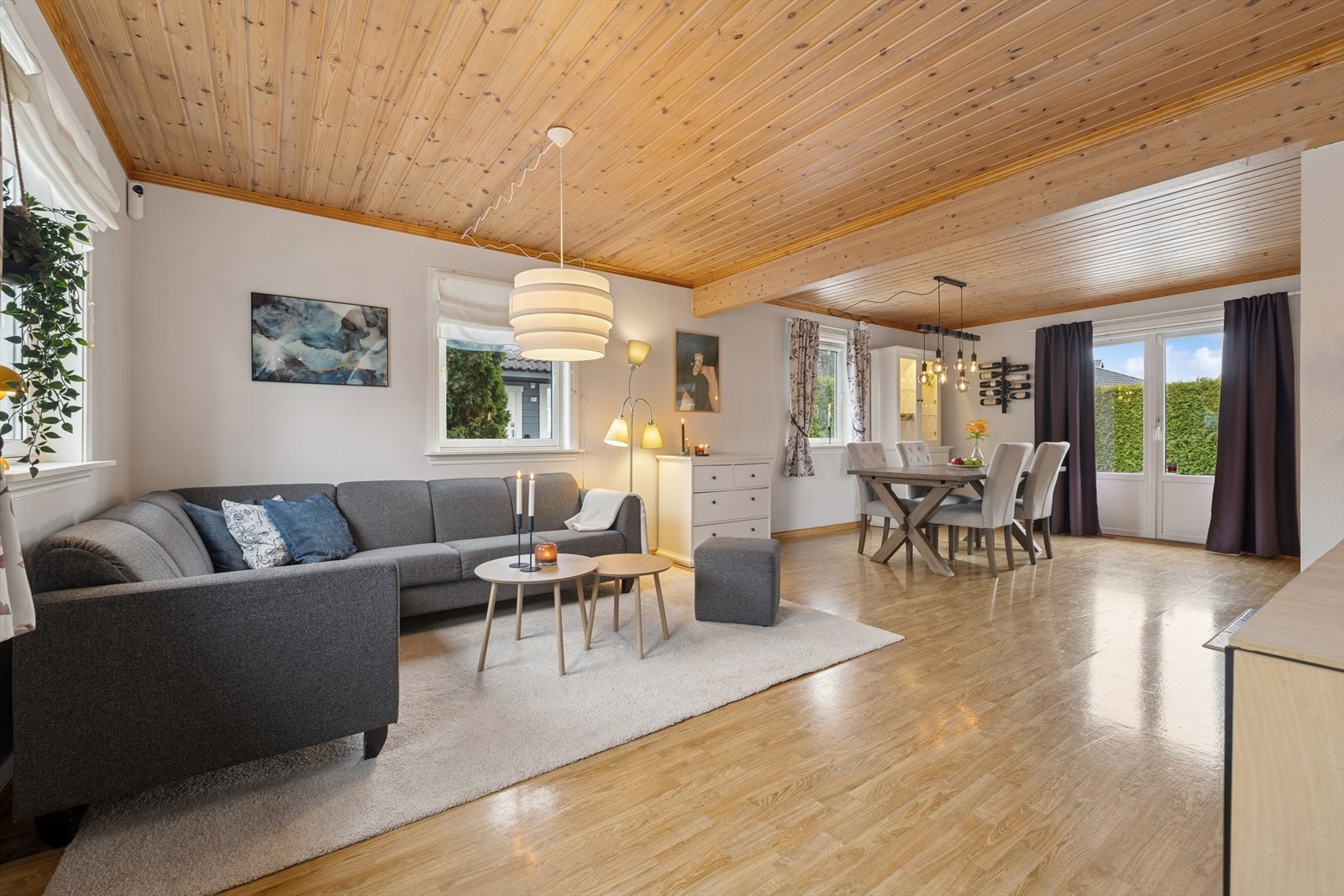 Den store stuen har en god planløsning som gir deg flere innredningsmuligheter. Galleribilde