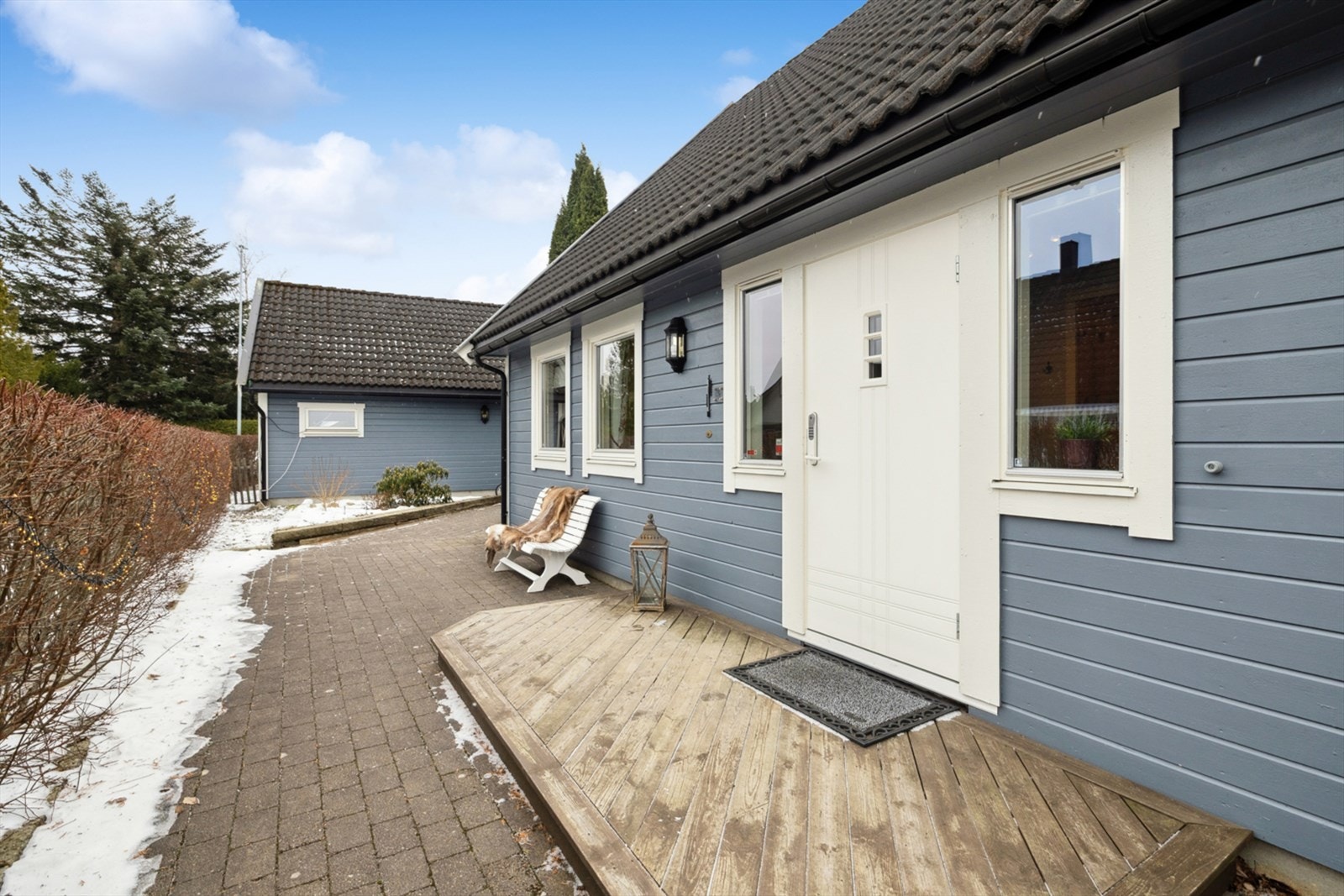 Det er lagt belegningsstein i gårdsplassen, og plass til en hyggelig sittegruppe ved inngangspartiet. Galleribilde