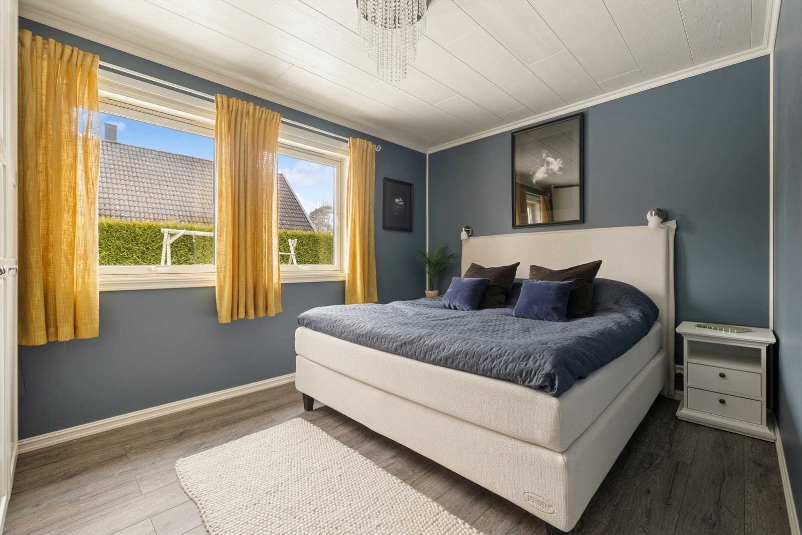 Hovedsoverommet har god plass til en dobbeltseng samt tilhørende nattbord på hver side. Galleribilde