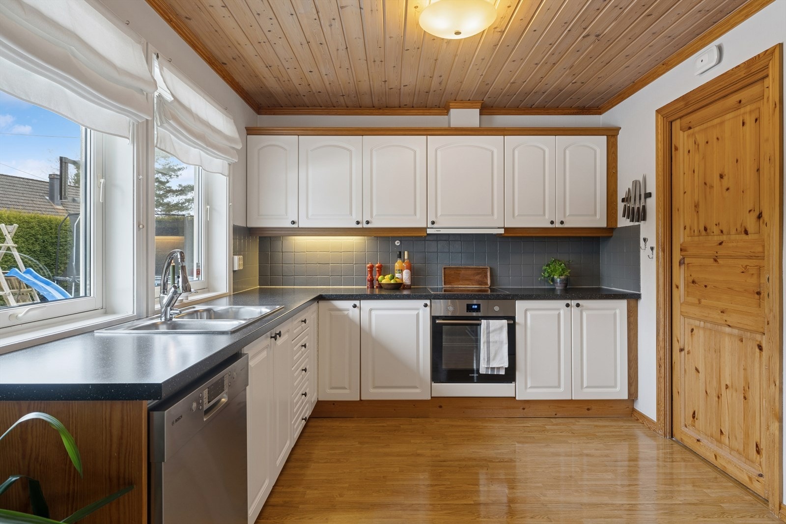 Kjøkkenet har innredning med profilerte fronter. Benkeplaten er av laminat. Galleribilde