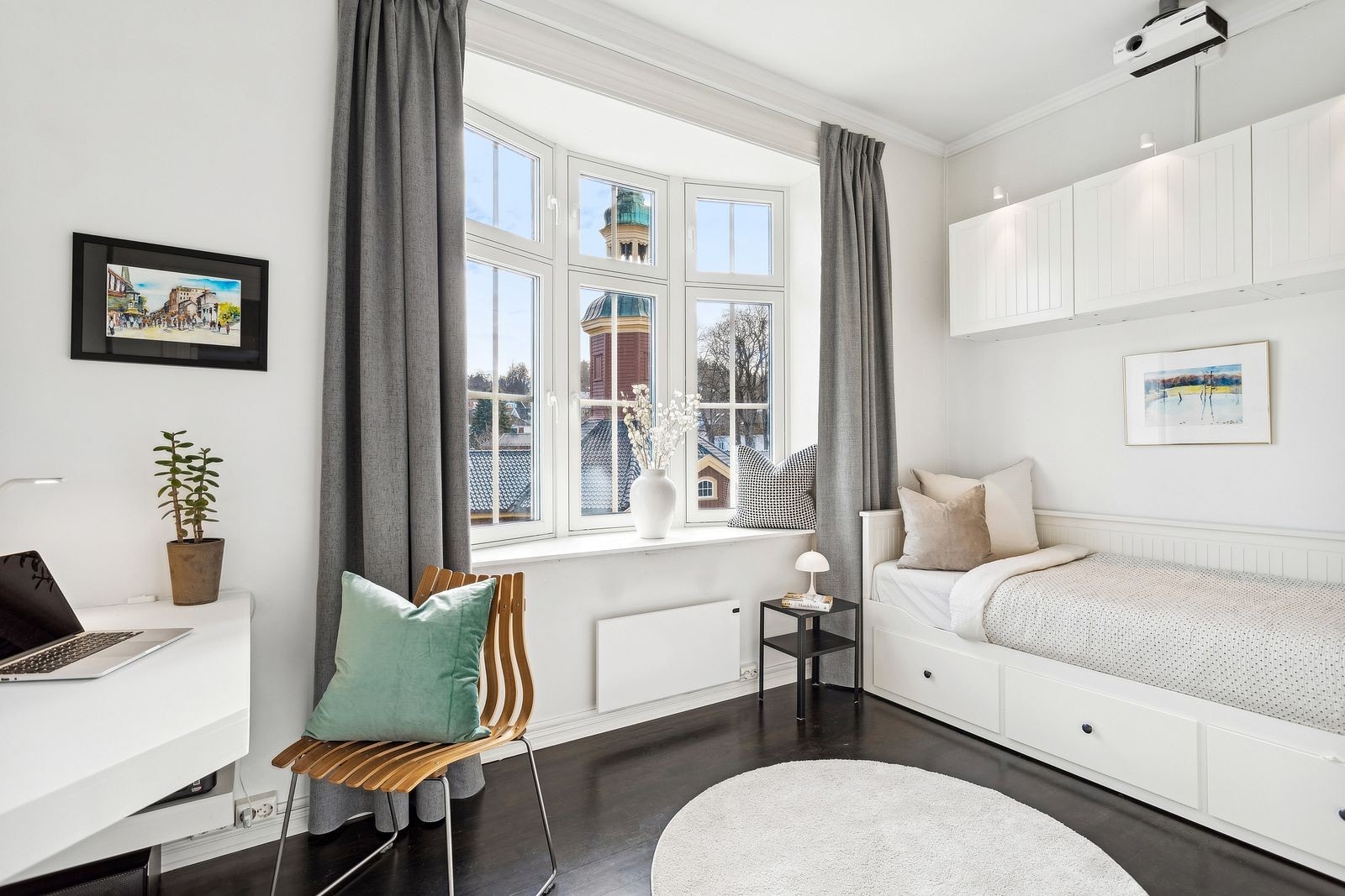 Leilighetens andre soverom måler 9 m² og har god plass til seng av ønsket størrelse, eventuelt også kontorplass til hjemmekontoret. Galleribilde