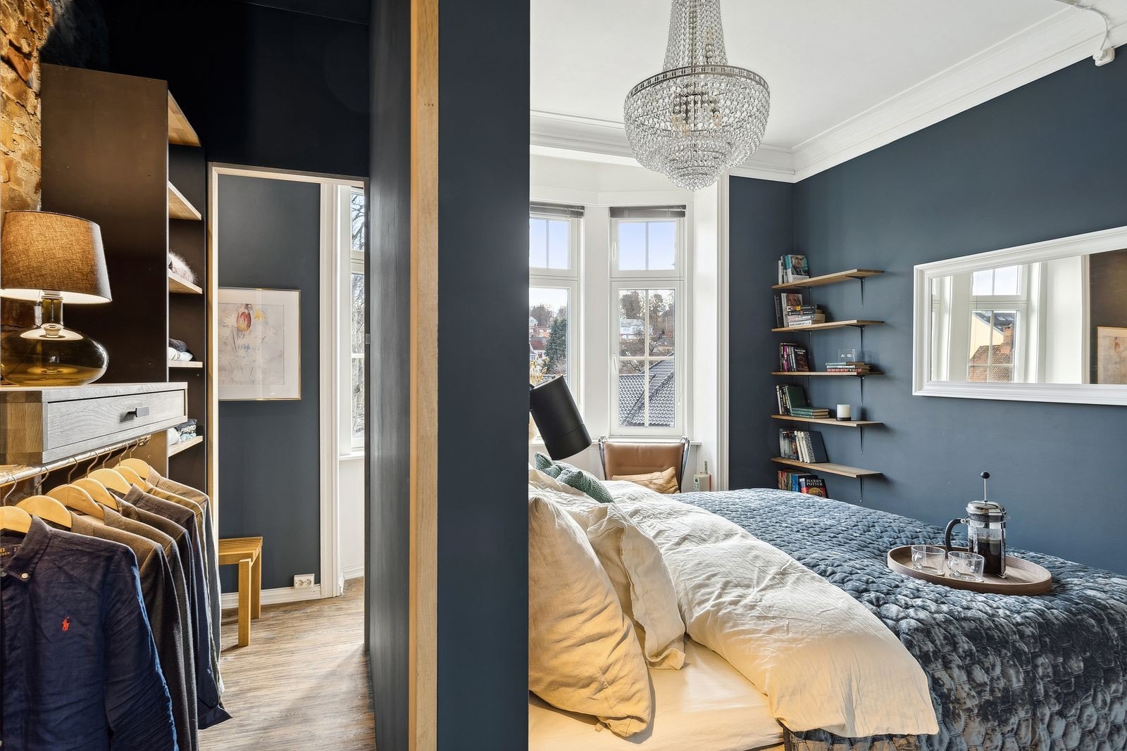 Videre inn på soverommet finner du en plassbygd garderobeløsning. Galleribilde